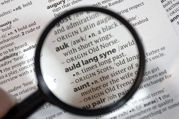 Sözlükte auld lang syne deyiminin kelimesi.