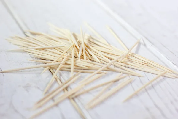 白いテーブルの上に竹の歯の棒 あなたのニーズのための素晴らしい写真 — ストック写真