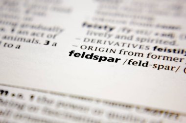 Sözlükte kelime ya da cümle feldspar.