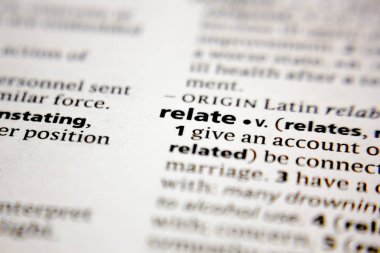 Sözlükte bir sözcük ya da cümle ilişkilidir.