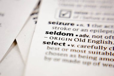 Sözlükte nadiren sözcük veya cümle.