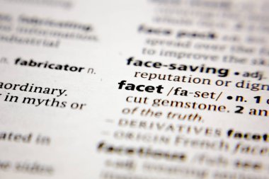 Sözlükteki sözcük veya ifade yüzeyi.