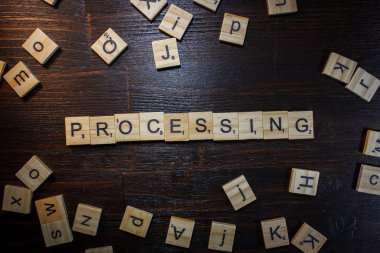 Kelime ya da cümle Scrabble harfleriyle işleniyor.