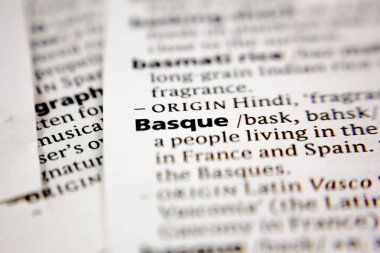 Sözlükte baskça sözcük veya cümle.