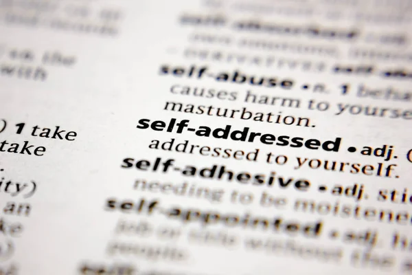 Palabra o frase auto-dirigida en un diccionario . — Foto de Stock