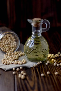 Yanında soya fasulyesi olan doğal soya yağı..