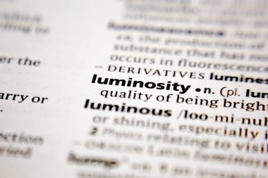 Sözlükte kelime ya da ifade parlaklığı.