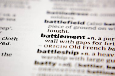 Sözlükte kelime ya da cümle çatışması.