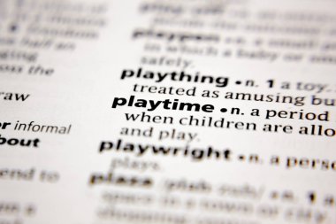 Sözlükte kelime ya da cümle oyun zamanı.