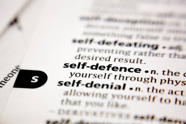 Sözlükte nefsi müdafaa sözcüğü veya ifadesi.