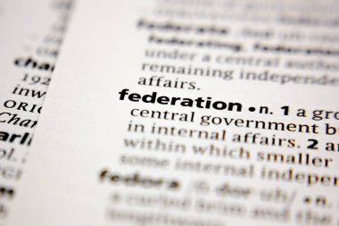 Sözlükte kelime veya ifade federasyonu.