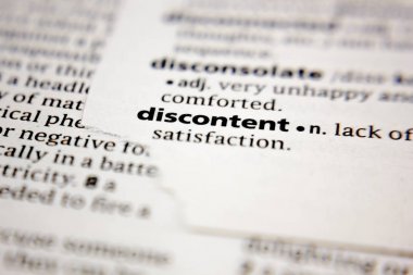Bir sözlükte hoşnutsuzluk sözcüğü veya ifadesi.