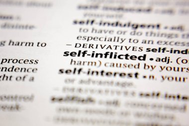 Sözlükte kendi kendine yazılan sözcük ya da cümle.