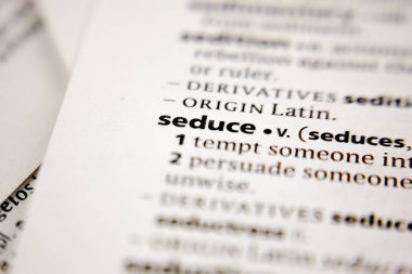 Sözlükte sözcüğü ya da cümleyi baştan çıkar.