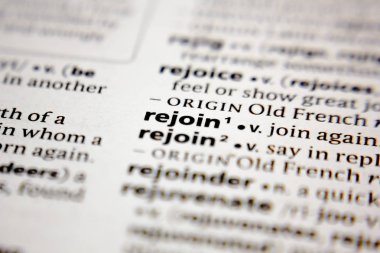 Sözlükte Word veya tümcecik yeniden katılma.