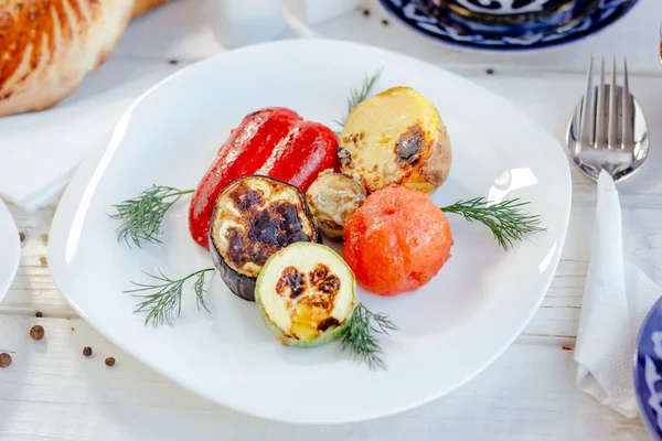 Placa blanca con verduras a la parrilla . — Foto de Stock