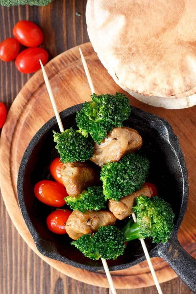 Vegan kebabs with seitan and broccoli on wooden skewers. — Stock Photo, Image