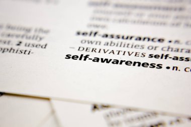 Bir sözlükte Word veya tümcecik kendini uyandırma.