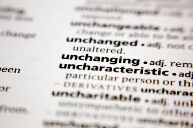 Sözlükte değişmez sözcük veya tümcecik.