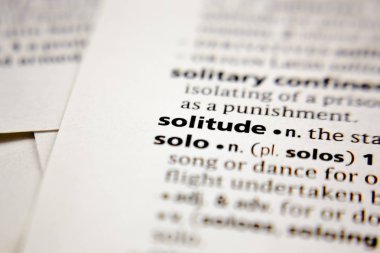 Bir sözlükte kelime veya cümle yalnızlık.