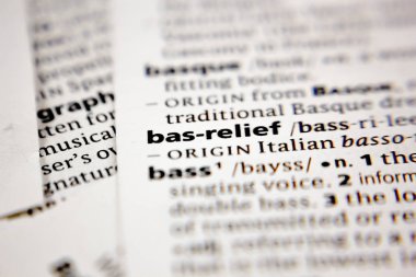 Bir sözlükte sözcük veya tümcecik bas-Relief.