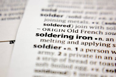 Bir sözlükte kelime veya cümle lehimleme demir.