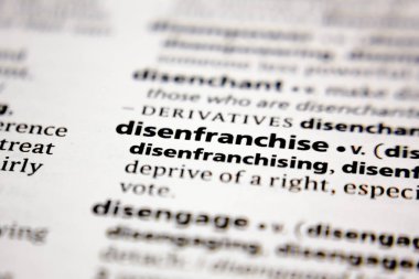 Sözlükte kelime veya cümle disenfranchising.