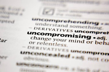 Sözlükte taviz vermeyen sözcük veya tümcecik.