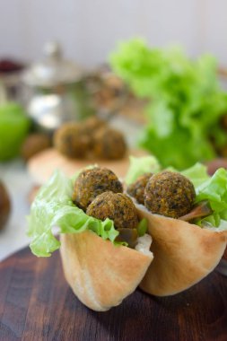 Pide içinde falafel ile ahşap tahta.