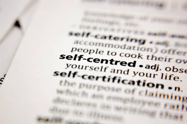 Sözlükte kendi kendine merkezli kelime veya cümle.