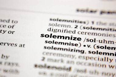 Kelime veya cümle bir sözlükte solemnize.