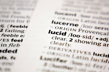 Bir sözlükte kelime veya cümle berraklı.