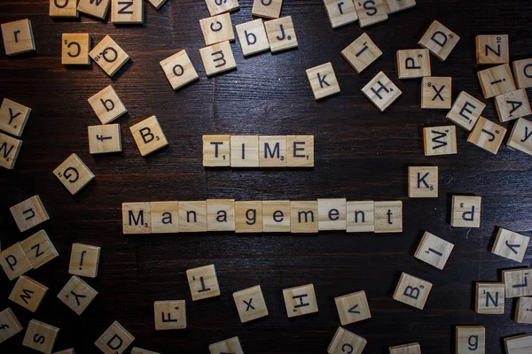 Word of phrase time management gemaakt met Scrabble letters. — Stockfoto