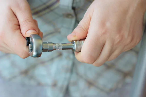 Handen ratchet zetten een socket moersleutel. — Stockfoto