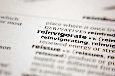 Sözcük veya tümcecik bir sözlükte yeniden canlandırmak.