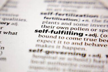 Kelime veya cümle bir sözlükte kendini karşılayan.