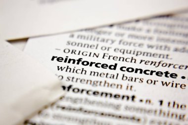 Bir sözlükte kelime veya cümle takviyeli beton.