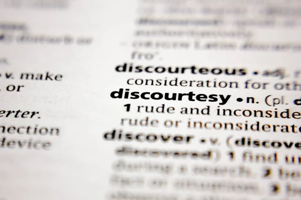 Palavra ou frase descortesia em um dicionário . — Fotografia de Stock