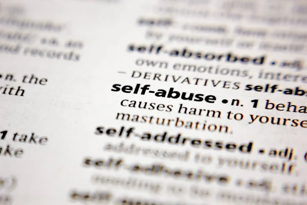 Ord eller fras själv missbruk i en ordbok. — Stockfoto