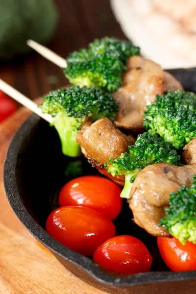 Vegan kebabs with seitan and broccoli on wooden skewers. — Stock Photo, Image