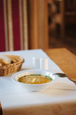 Restoran masasında sebze çorbası..