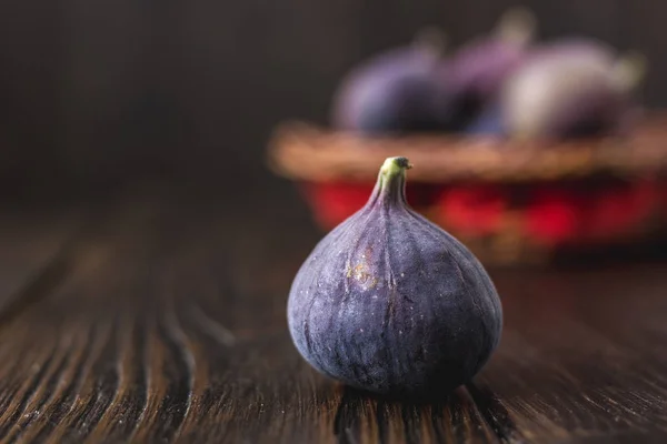 Ahşap masa, lezzetli meyve üzerinde bir olgun incir. — Stok fotoğraf