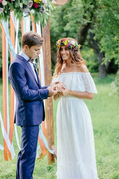 Ringen om de vinger van bruidegom en bruid tijdens de huwelijksceremonie. — Stockfoto