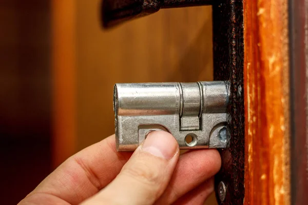 锁匠安装新门锁进木门. — 图库照片