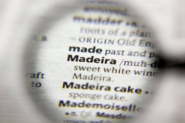 Bir sözlükte Madeira sözcüğü veya tümceciği.