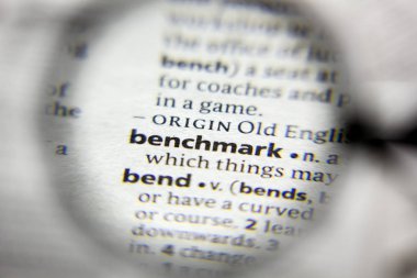 Sözlükteki sözcük veya tümcecik ölçüt.