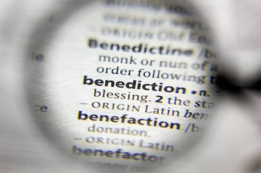 Sözlükteki sözcük veya tümcecik.