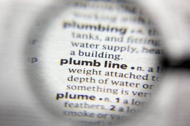 Sözlükteki sözcük veya tümcit Plumb satırı.