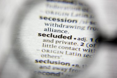 Sözlükte gözlerden uzak sözcük veya tümcecik.