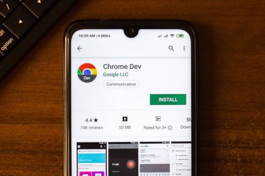 Ivanovsk, Rusya - 26 Haziran 2019: Chrome Dev uygulaması akıllı telefonun ekranında.